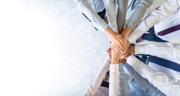 Équipe partenaire - mains unies symbolisant la collaboration